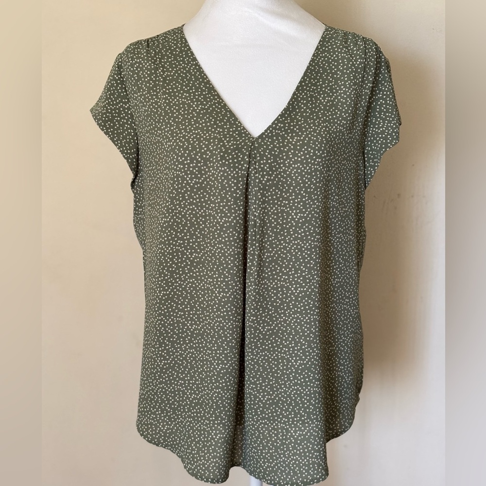 Green Fabric with White hearts Women’s blouse Size Medium